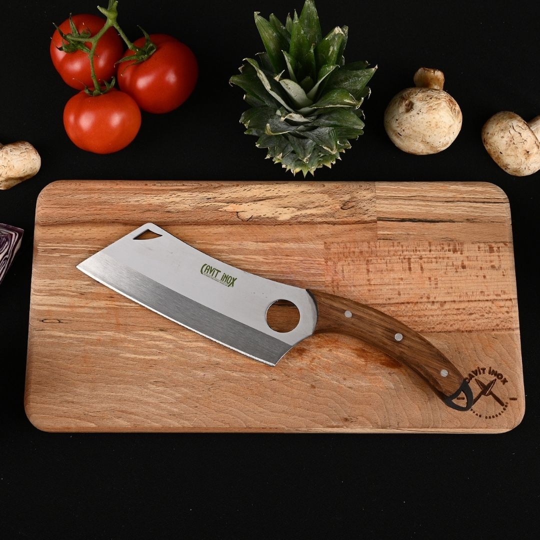 Cavit İnox Viking satır model şef bıçağı, siyah fonda ahşap kesim tahtası üzerinde